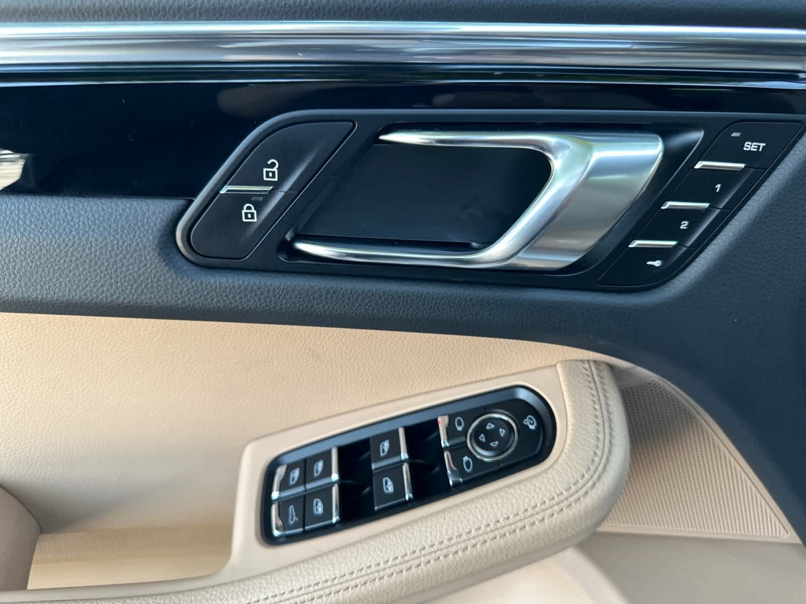 Certified 2025 Porsche Macan AWD/4WD image 12