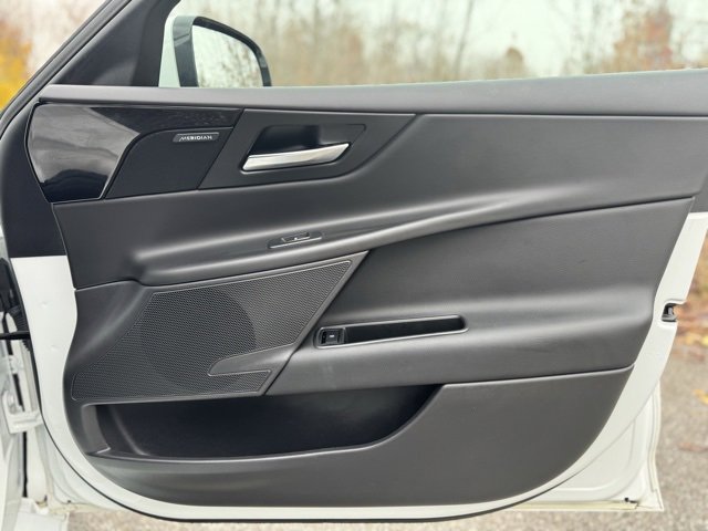 Used 2018 Jaguar XE Premium image 19