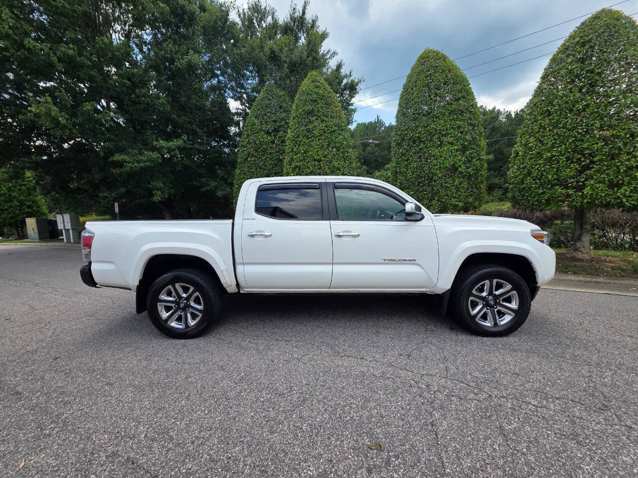 Used 2016 Toyota Tacoma Limited w/ Towing Package AWD/4WD image 7