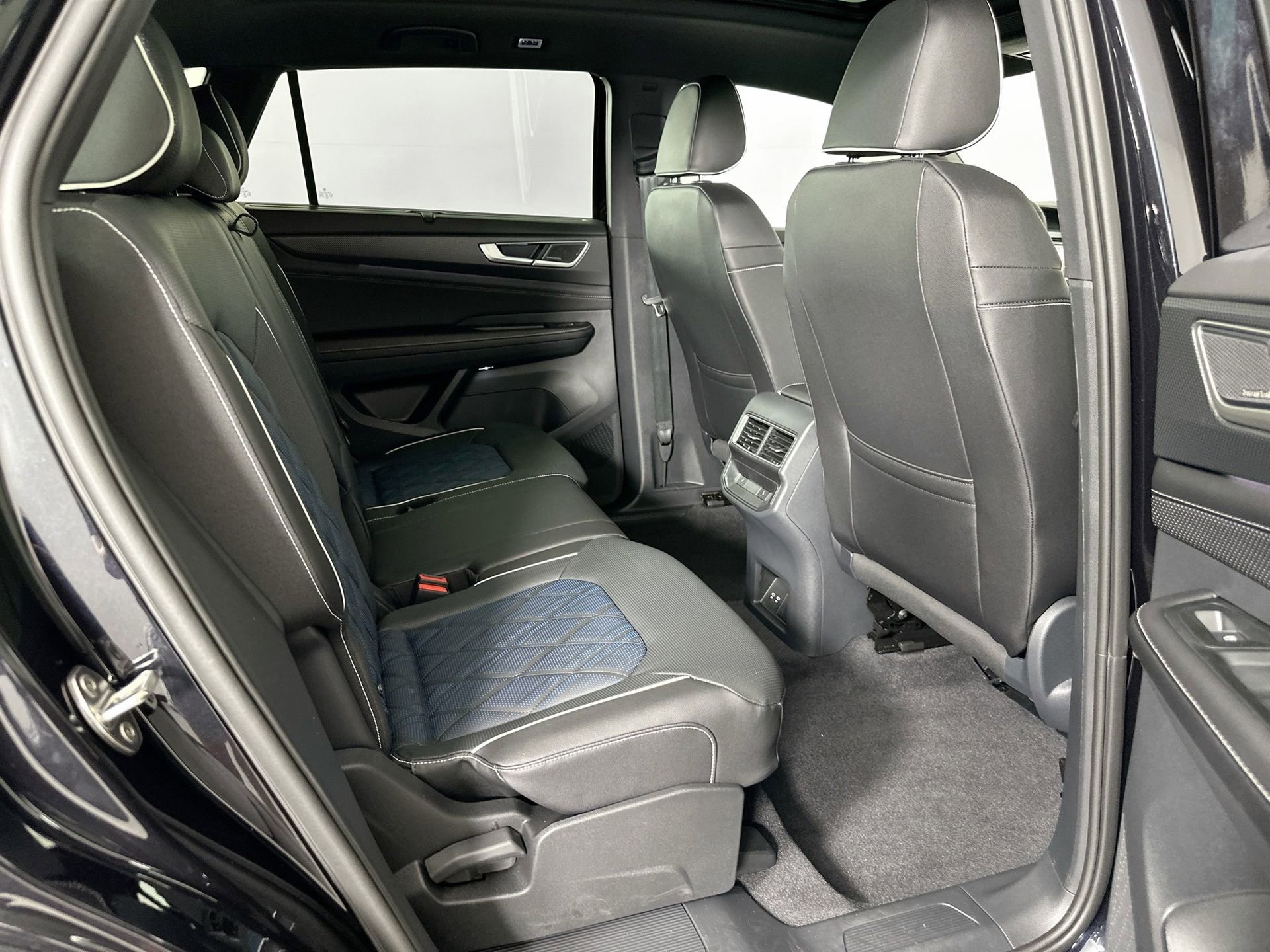 New 2026 Volkswagen Atlas Cross Sport SEL Premium R-Line image 24