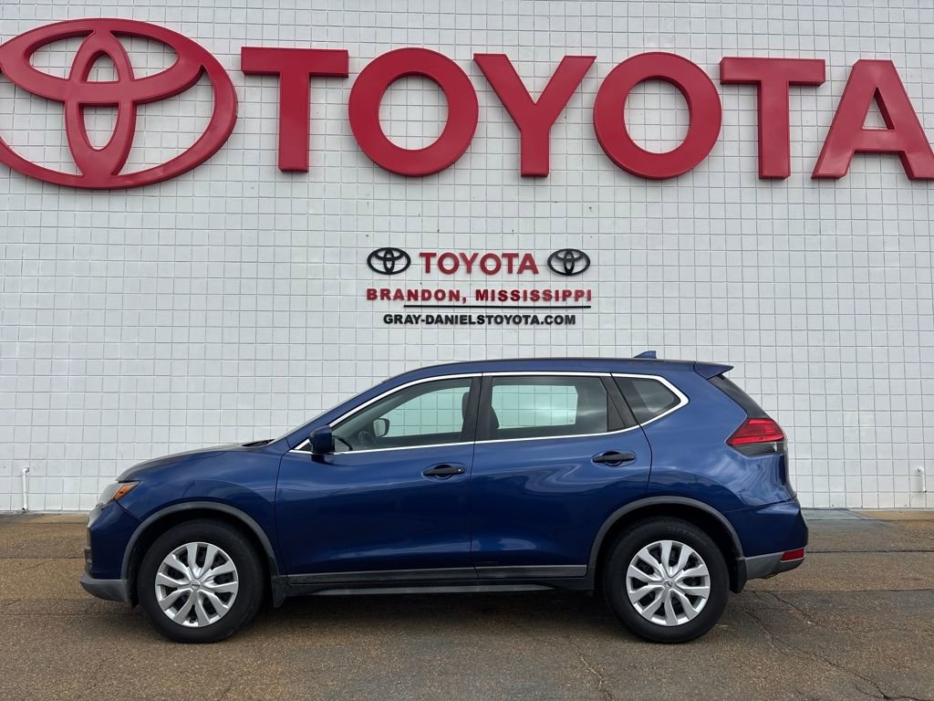 Used 2017 Nissan Rogue S image 2