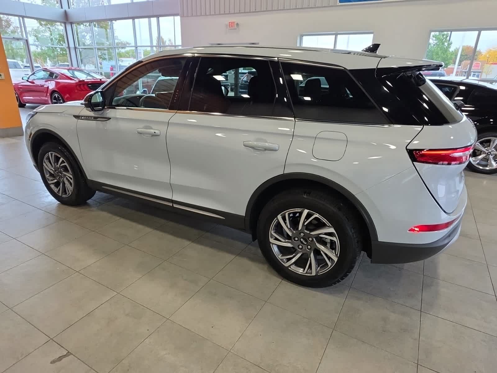 Used 2025 Lincoln Corsair AWD image 12
