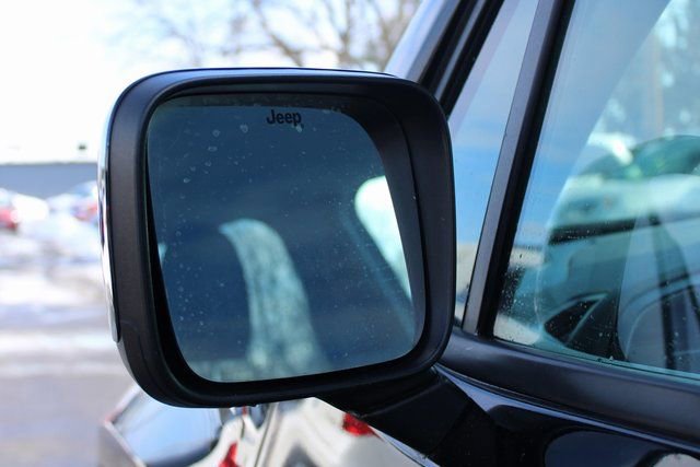 Used 2016 Jeep Renegade Latitude w/ Cold Weather Group FWD image 8