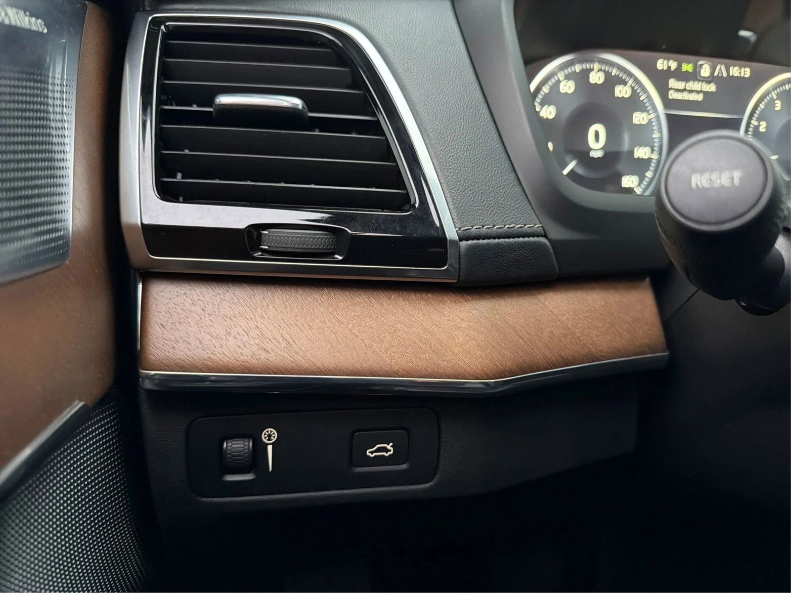 Used 2017 Volvo XC90 T6 Inscription w/ Luxury Package image 18