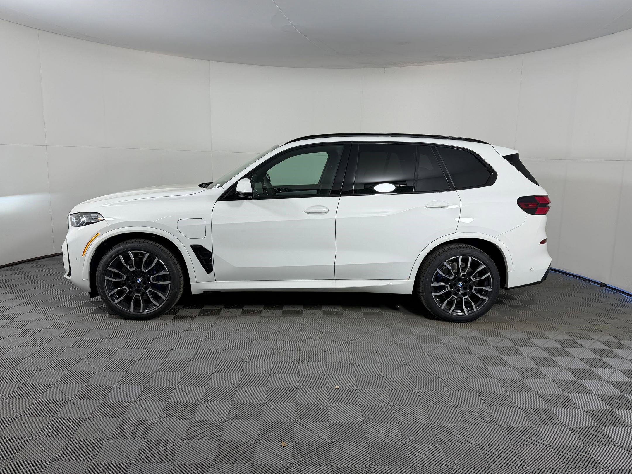 New 2026 BMW X5 xDrive50e image 2