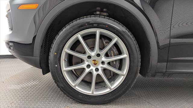 Used 2021 Porsche Cayenne w/ Premium Package AWD/4WD image 30