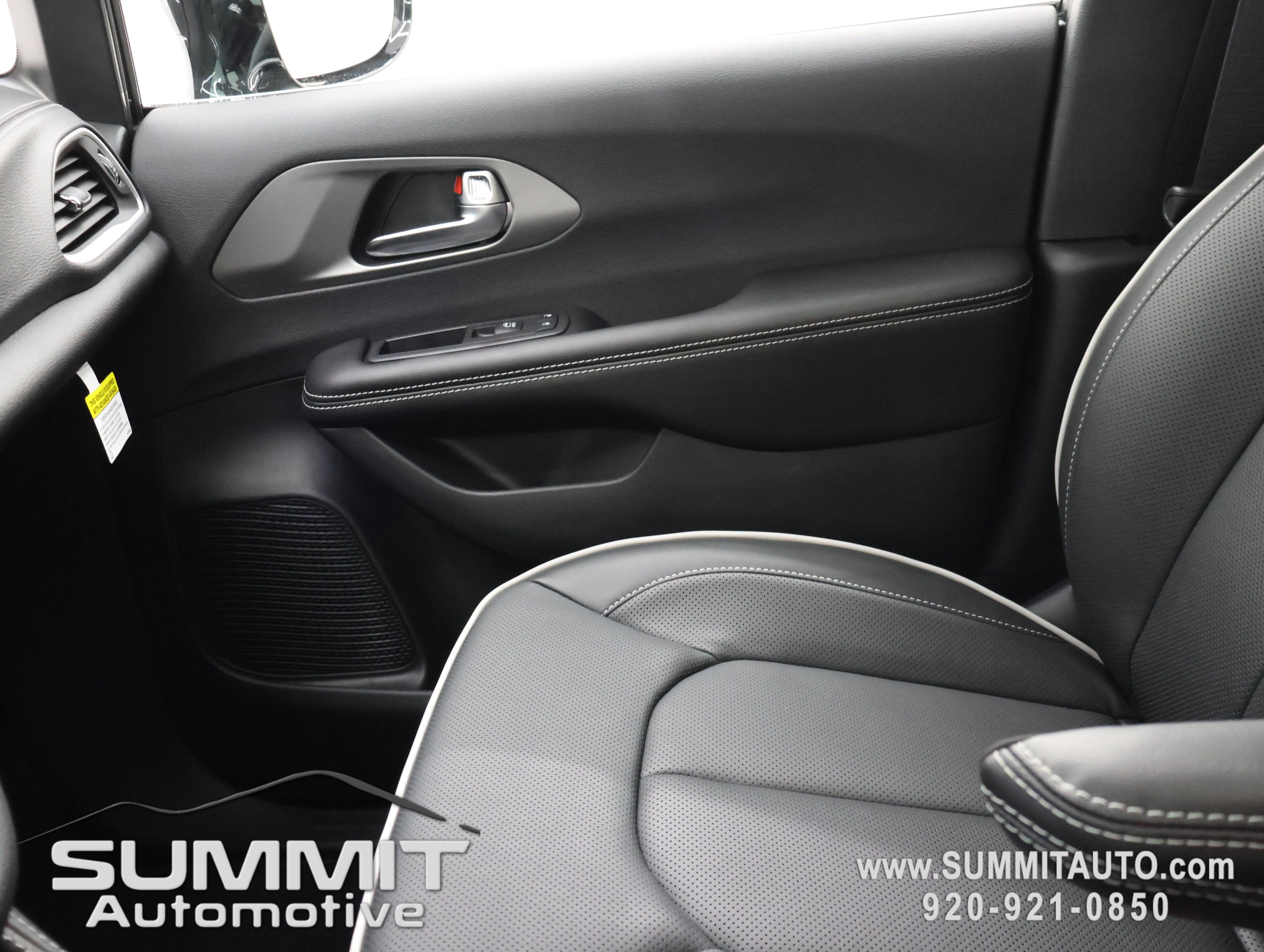 New 2027 Chrysler Pacifica Limited AWD/4WD image 15