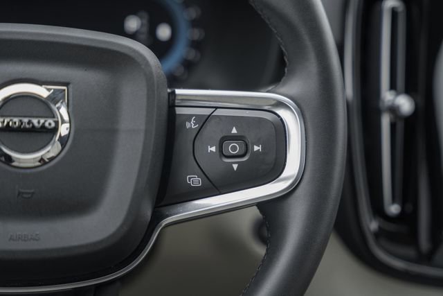 Certified 2024 Volvo XC40 B5 Ultimate w/ Protection Package Premier image 31