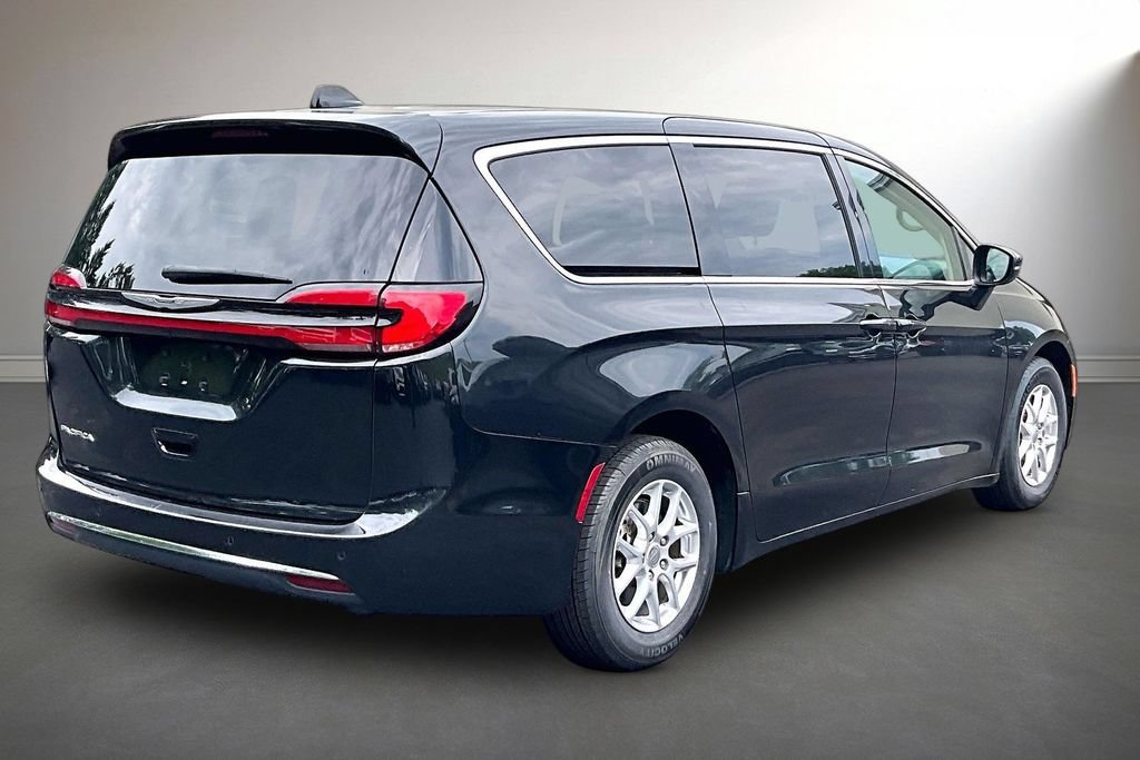 Used 2023 Chrysler Pacifica Touring-L FWD image 5