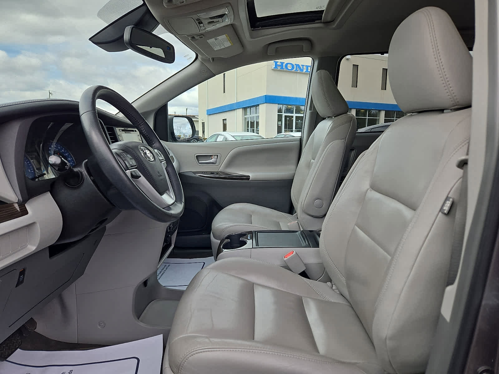 Used 2018 Toyota Sienna XLE FWD image 15