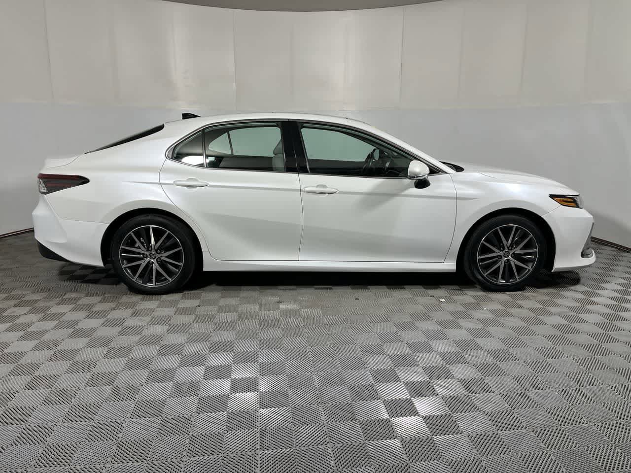 Used 2024 Toyota Camry XLE w/ Navigation Package image 8