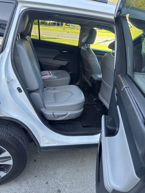 Used 2022 Toyota Highlander XLE AWD/4WD image 19