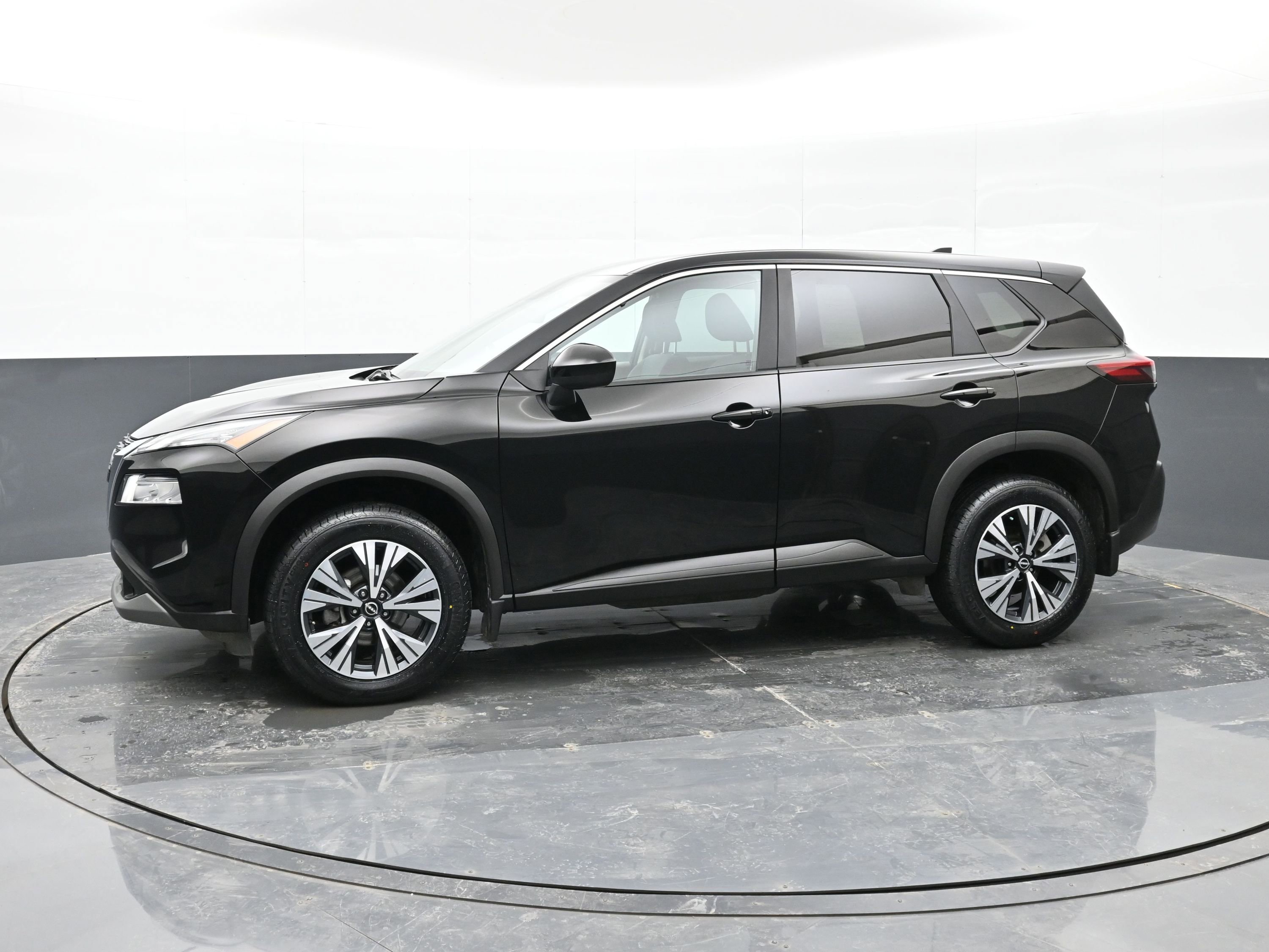 Used 2023 Nissan Rogue SV image 5