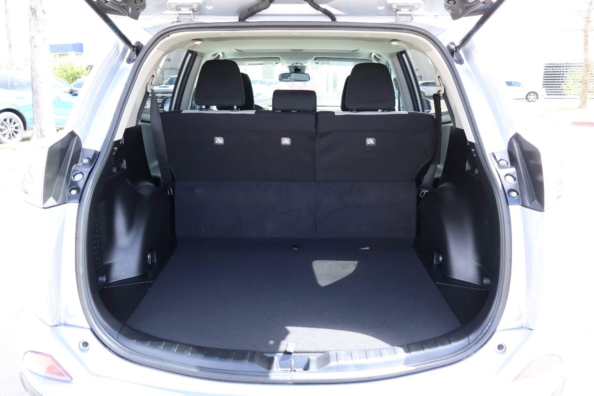 Used 2018 Toyota RAV4 XLE w/ Plus Extra Value Package image 19