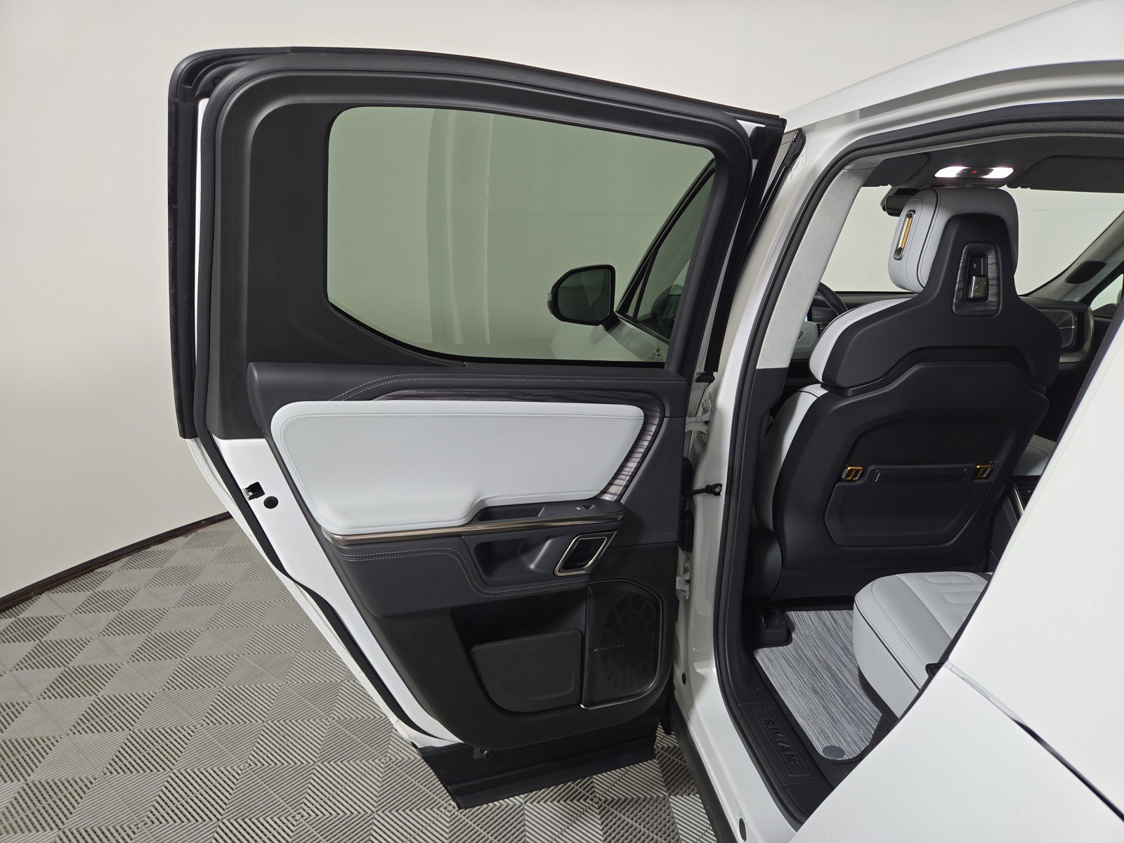 Used 2022 Rivian R1T Adventure image 17