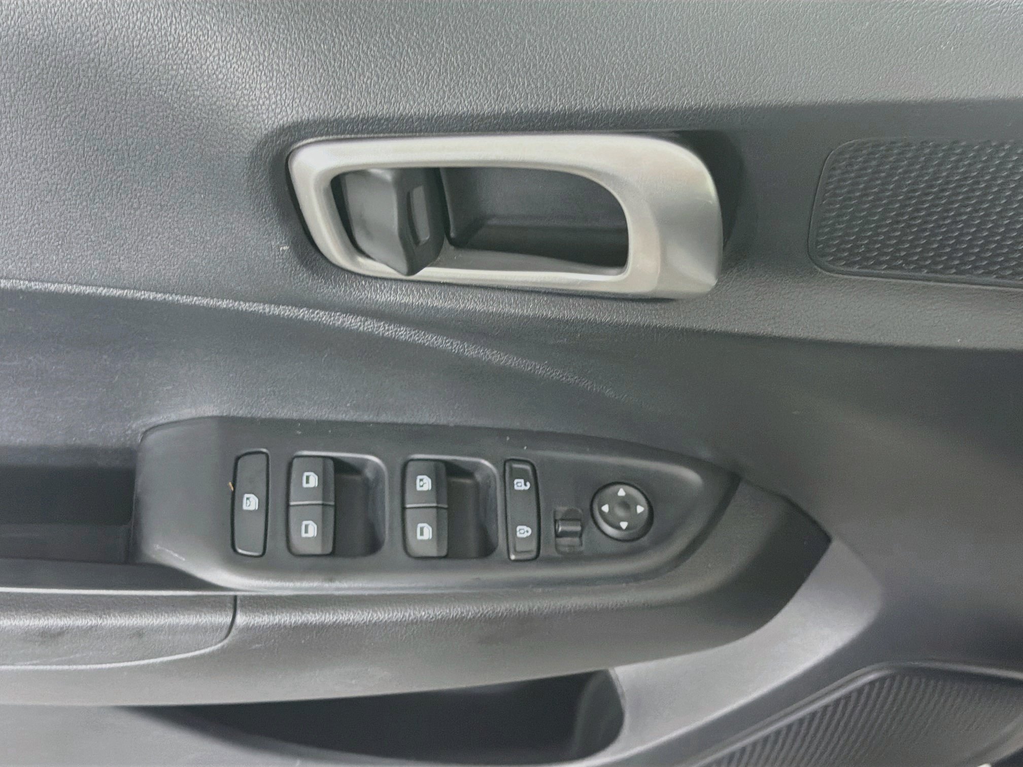 Used 2025 Hyundai Venue SEL FWD image 15