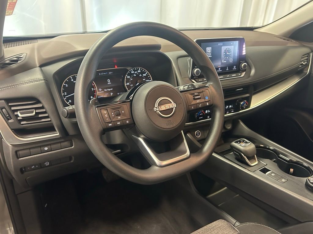 Used 2023 Nissan Rogue SV image 2