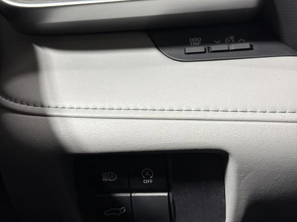 Used 2023 Toyota Highlander LE FWD image 18