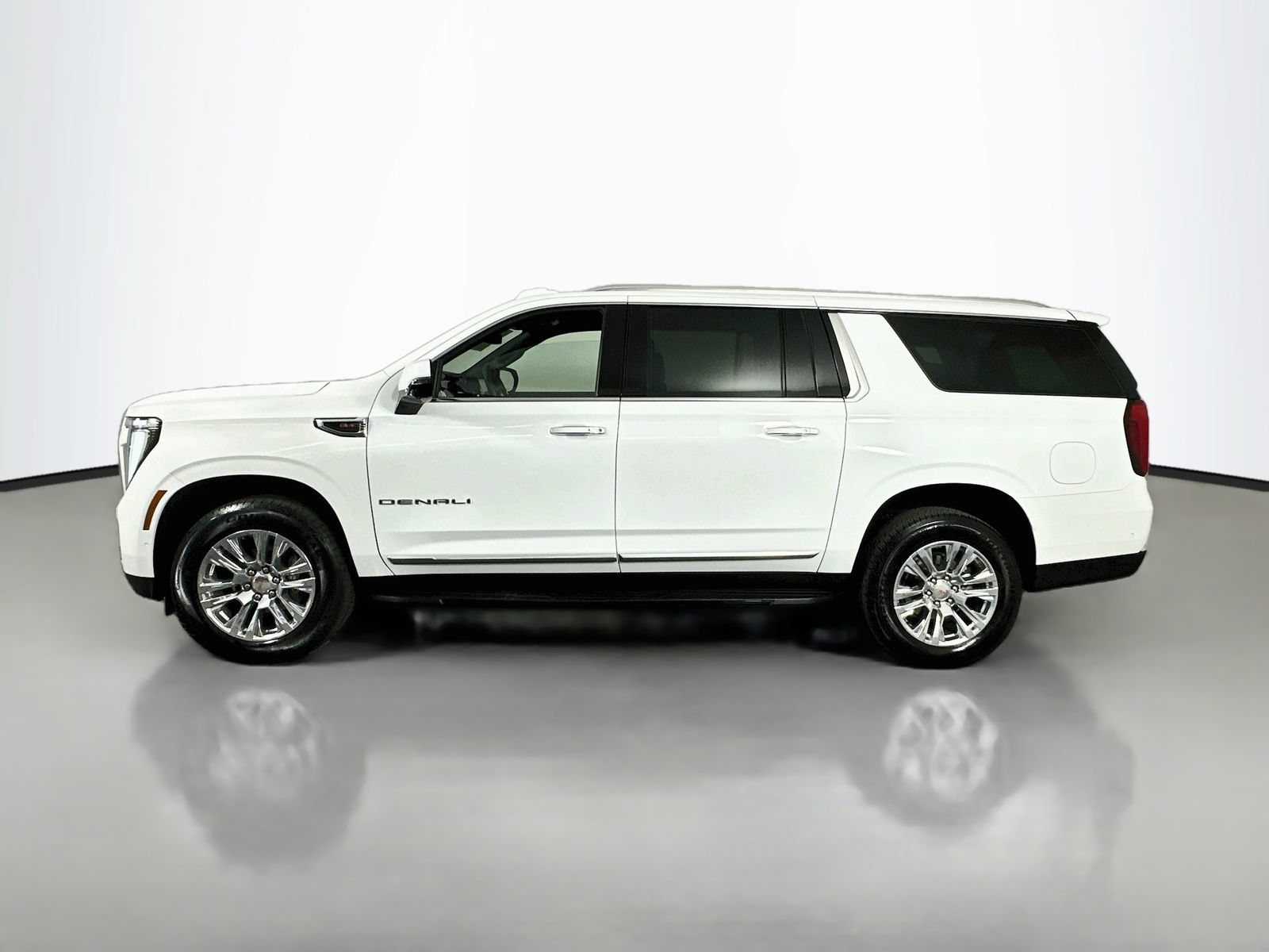 Used 2025 GMC Yukon XL Denali AWD/4WD image 5