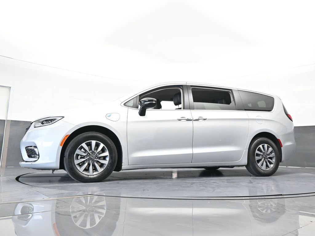 Used 2024 Chrysler Pacifica Select image 61