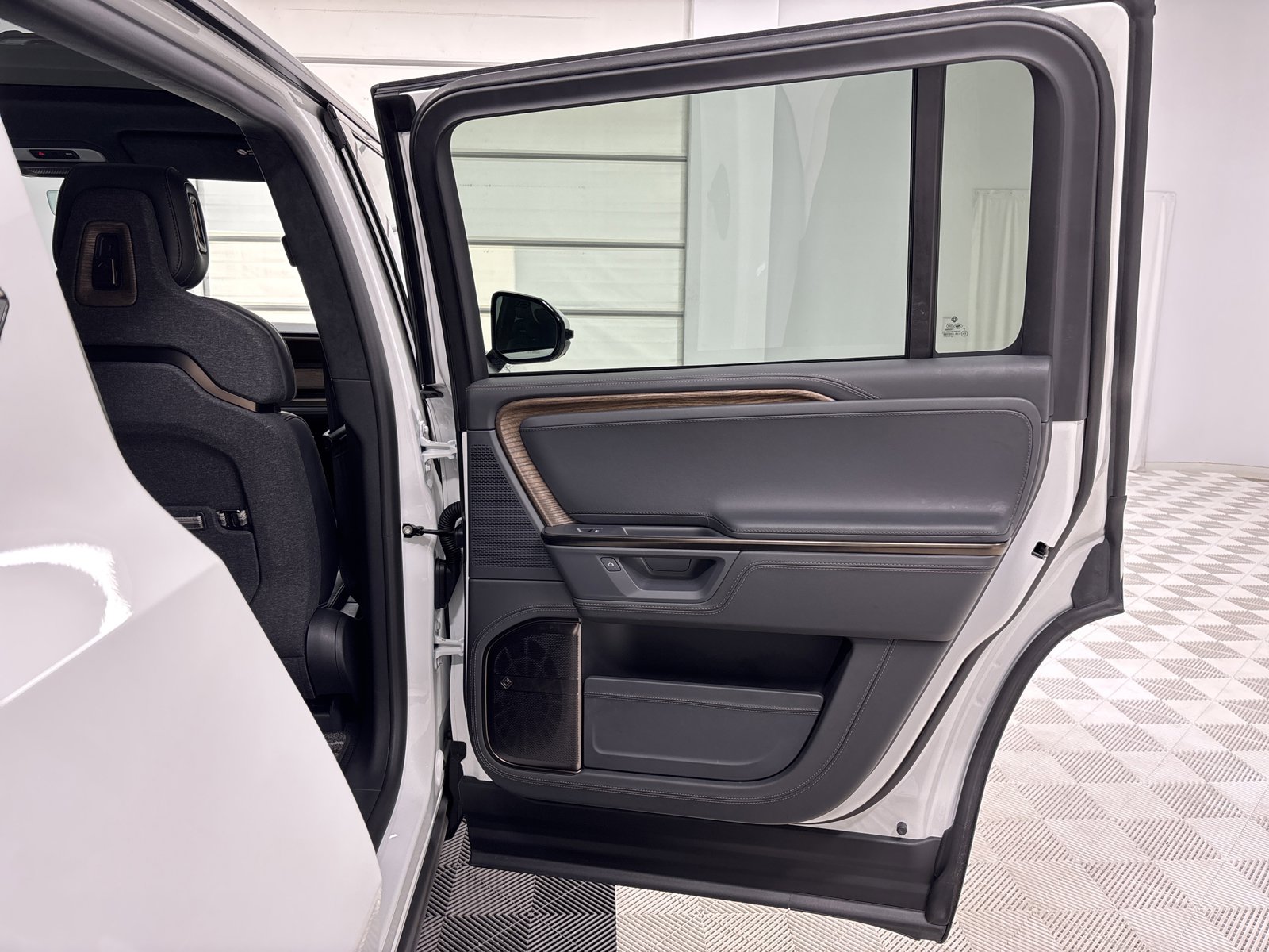 Used 2025 Rivian R1S Premium image 19