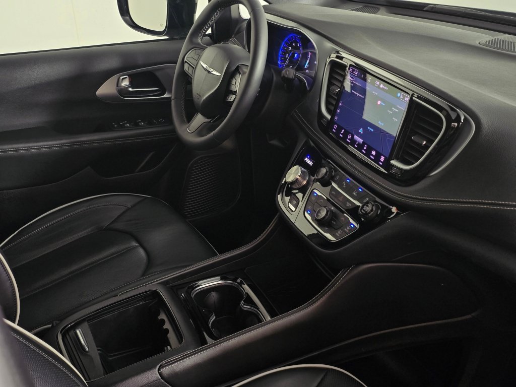 Used 2025 Chrysler Pacifica Limited FWD image 39