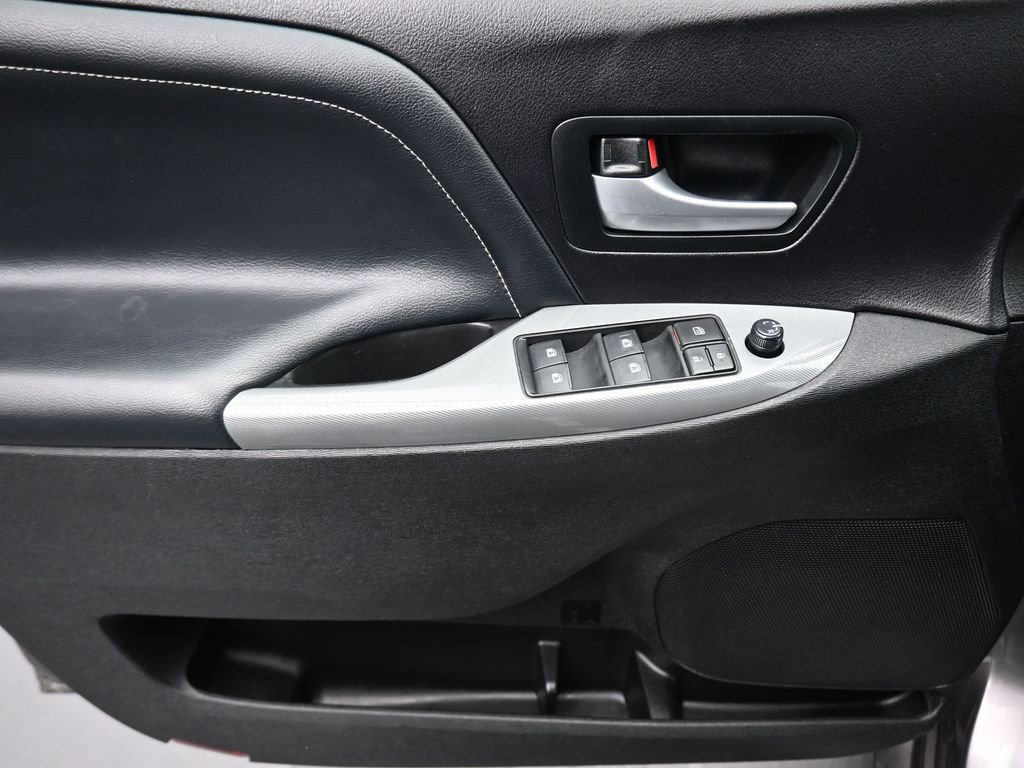 Used 2017 Toyota Sienna SE w/ SE Preferred Package image 10