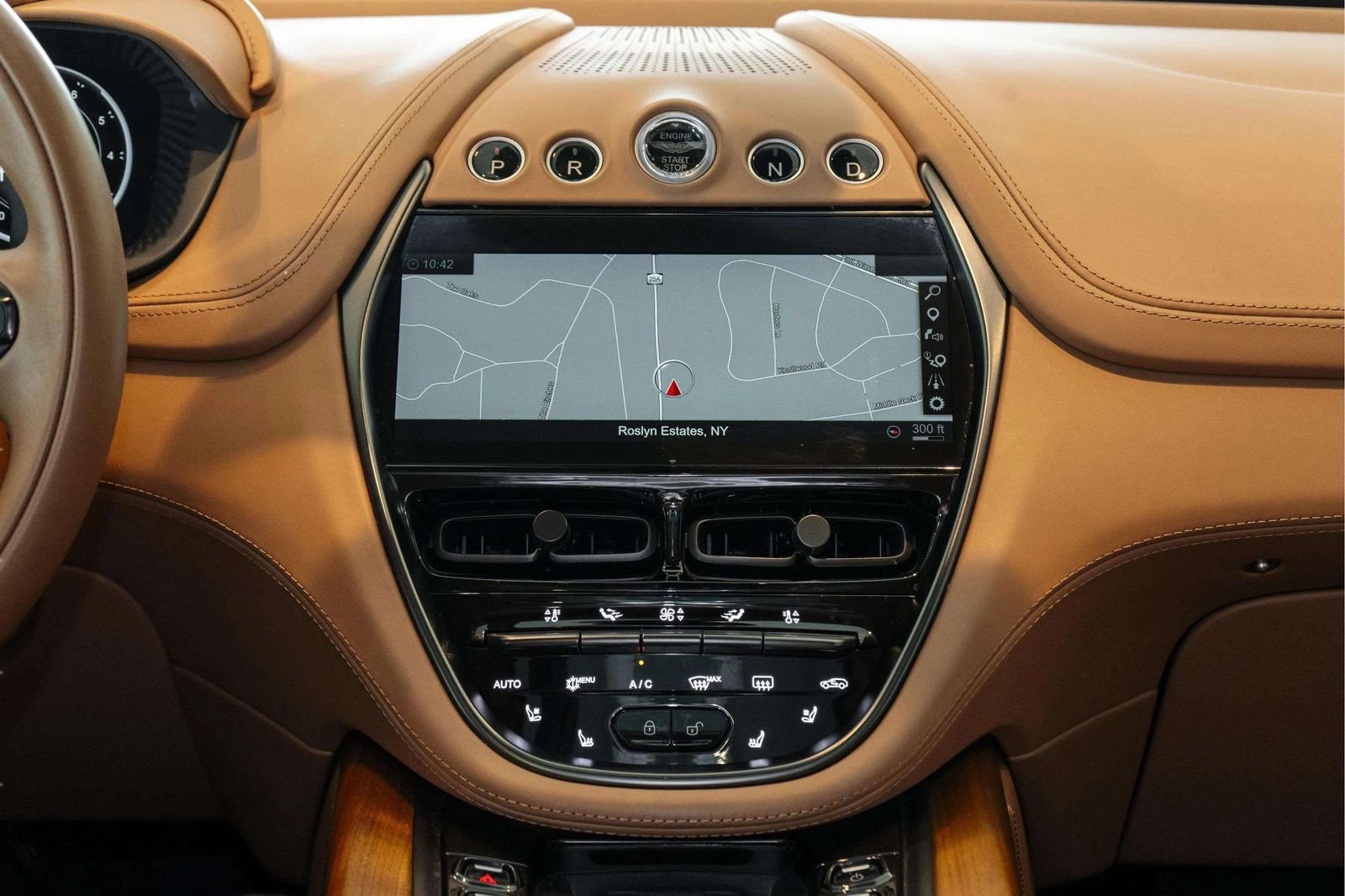 Used 2022 Aston Martin DBX AWD/4WD image 36