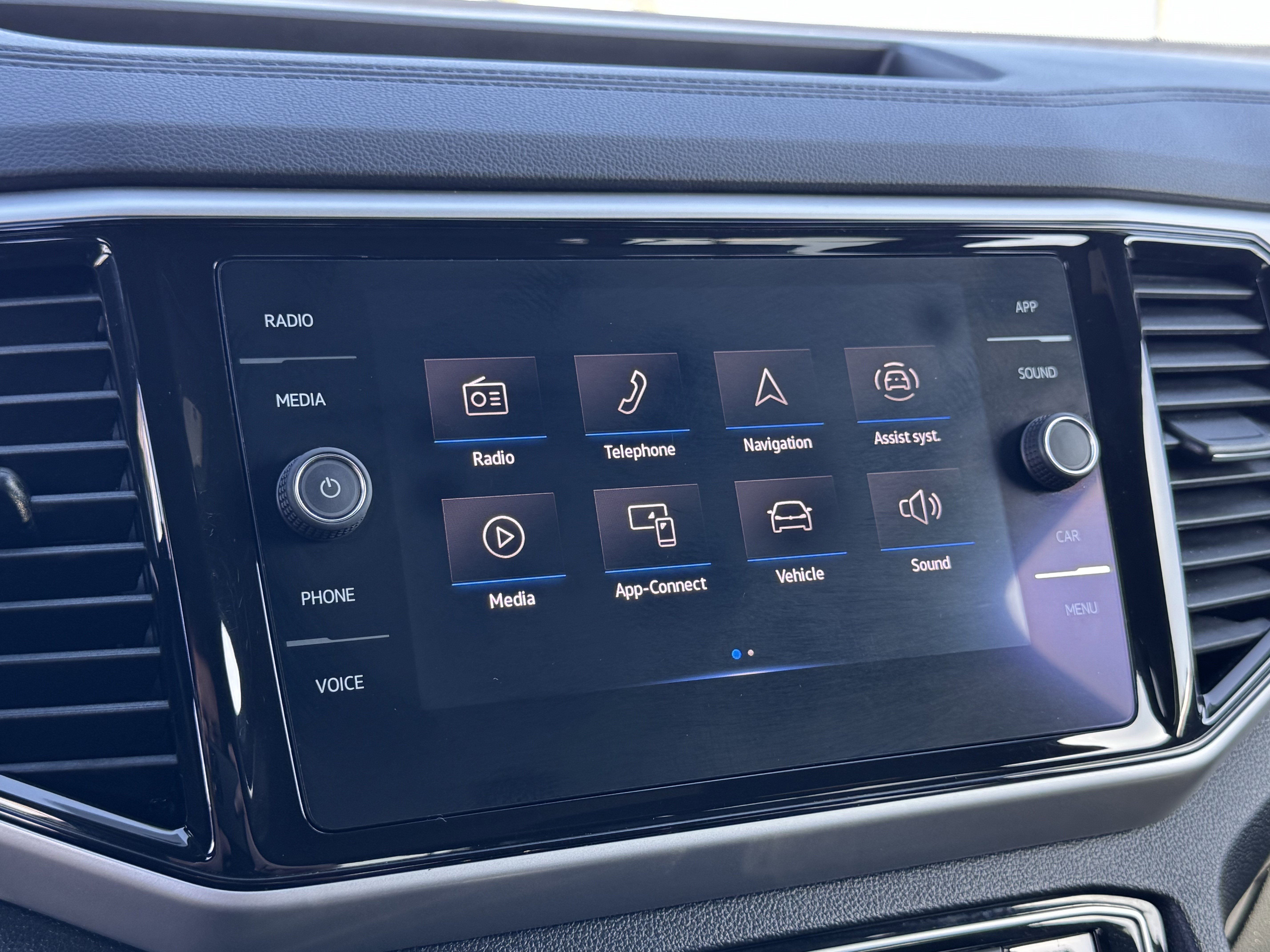 Certified 2022 Volkswagen Atlas Cross Sport SE w/ Panoramic Sunroof Package FWD image 26