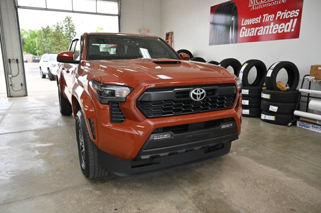 Used 2025 Toyota Tacoma TRD Sport AWD/4WD image 3