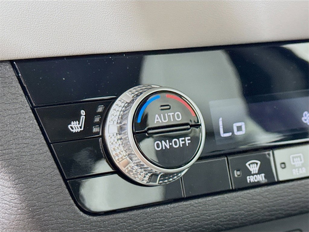 New 2025 Mitsubishi Outlander SE image 21