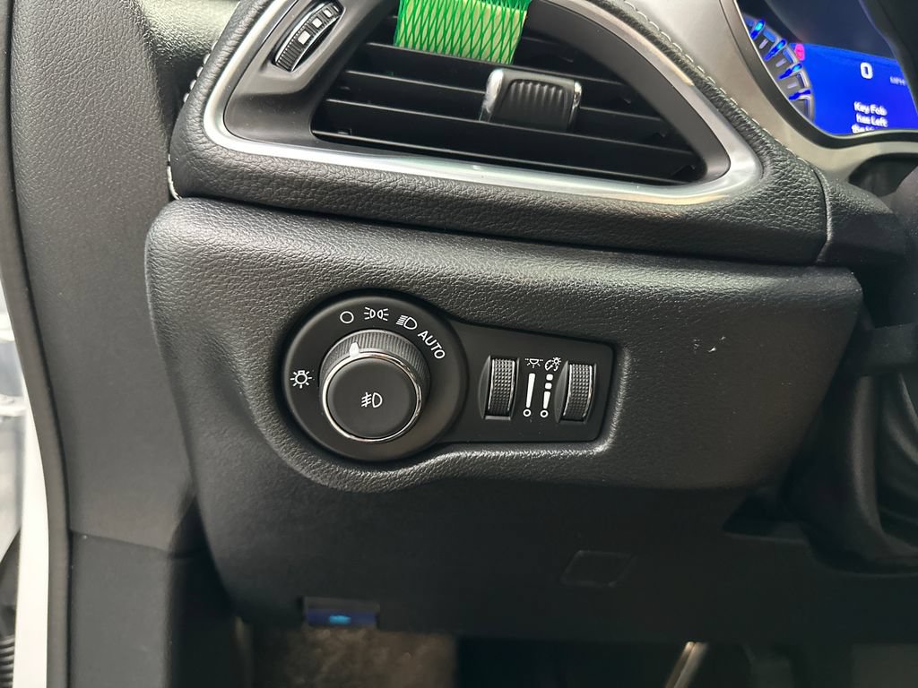 Used 2025 Chrysler Pacifica Limited FWD image 36