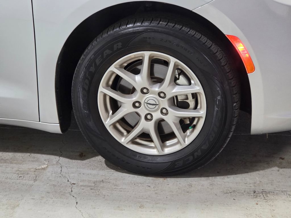 Certified 2024 Chrysler Pacifica Touring-L image 12