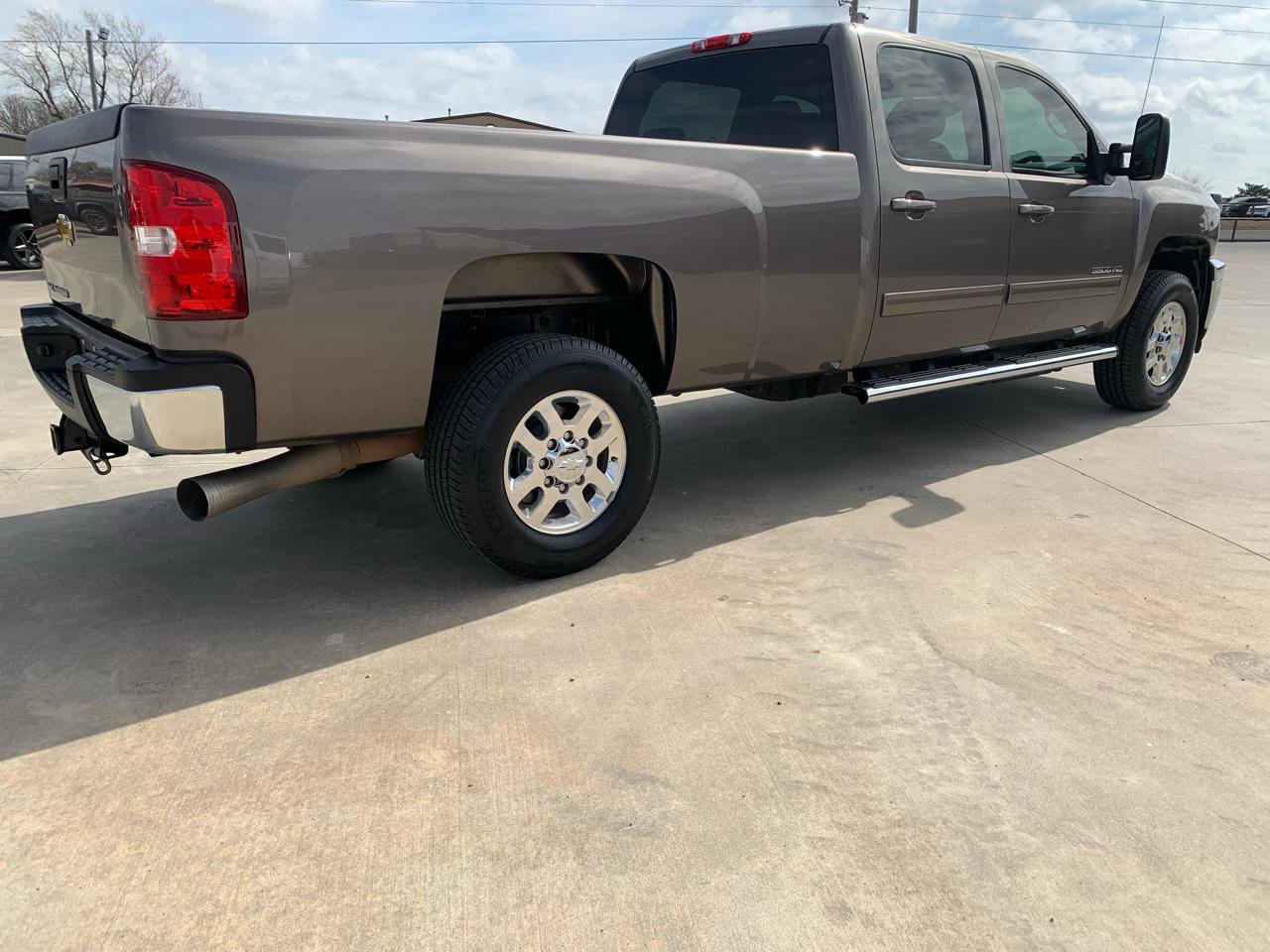 Used 2013 Chevrolet Silverado 3500 LTZ RWD image 2