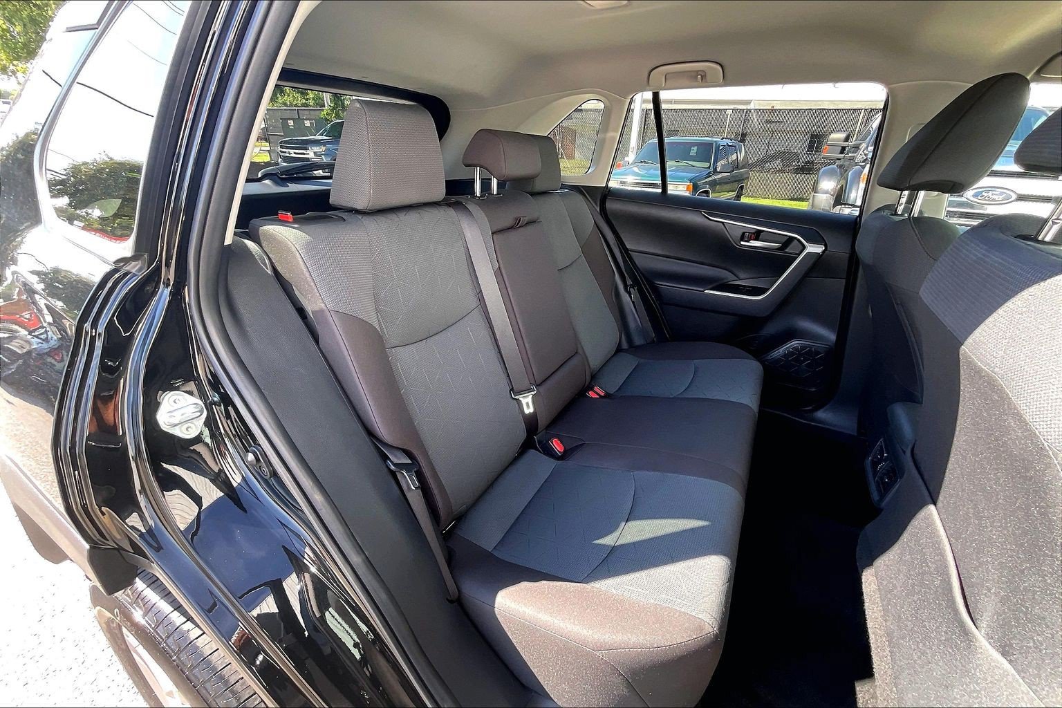 Used 2025 Toyota RAV4 XLE AWD/4WD image 31