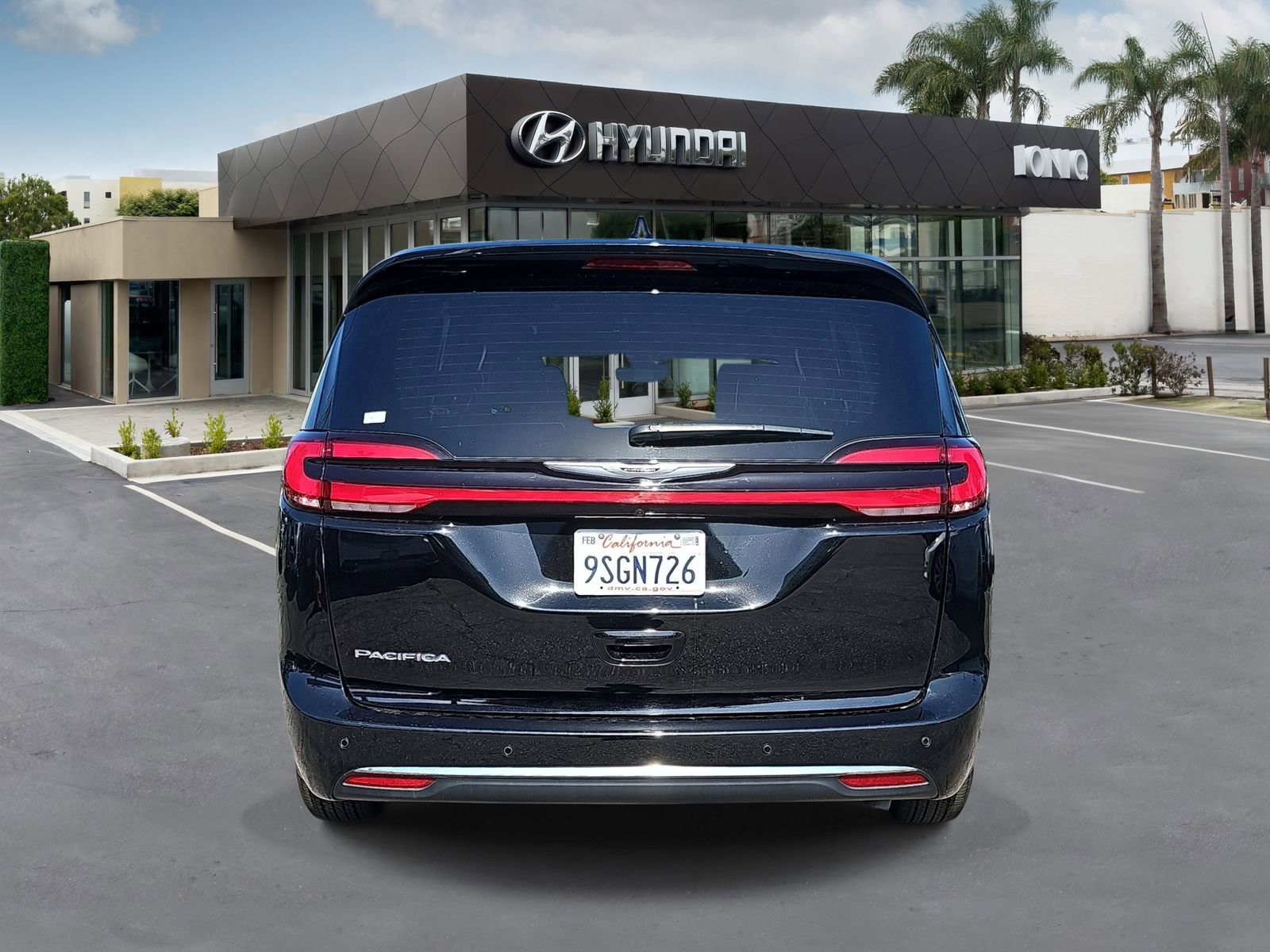 Used 2025 Chrysler Pacifica Select FWD image 4