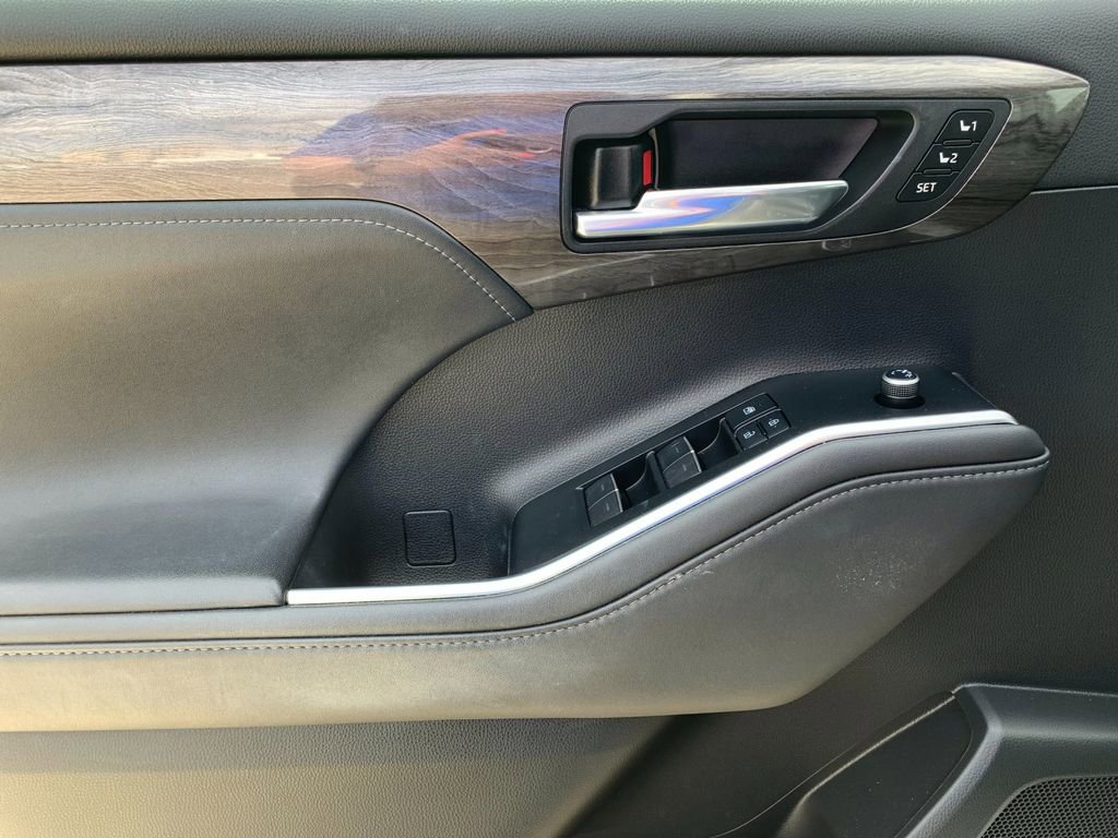 Used 2020 Toyota Highlander Platinum image 12
