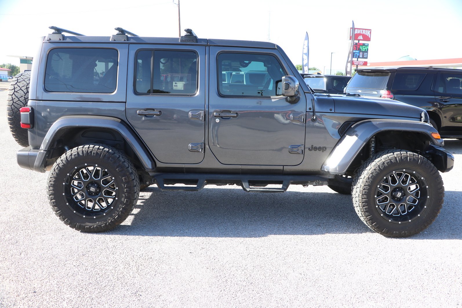Used 2020 Jeep Wrangler Unlimited Sahara AWD/4WD image 8