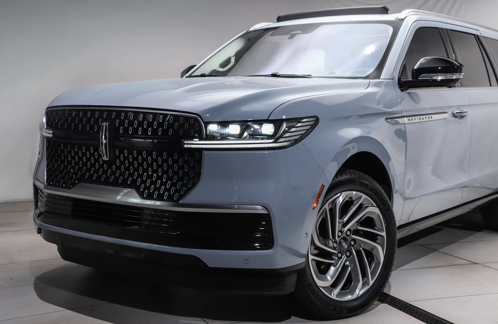 Used 2025 Lincoln Navigator L Reserve AWD/4WD image 2