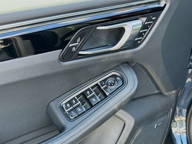 Certified 2025 Porsche Macan AWD/4WD image 23