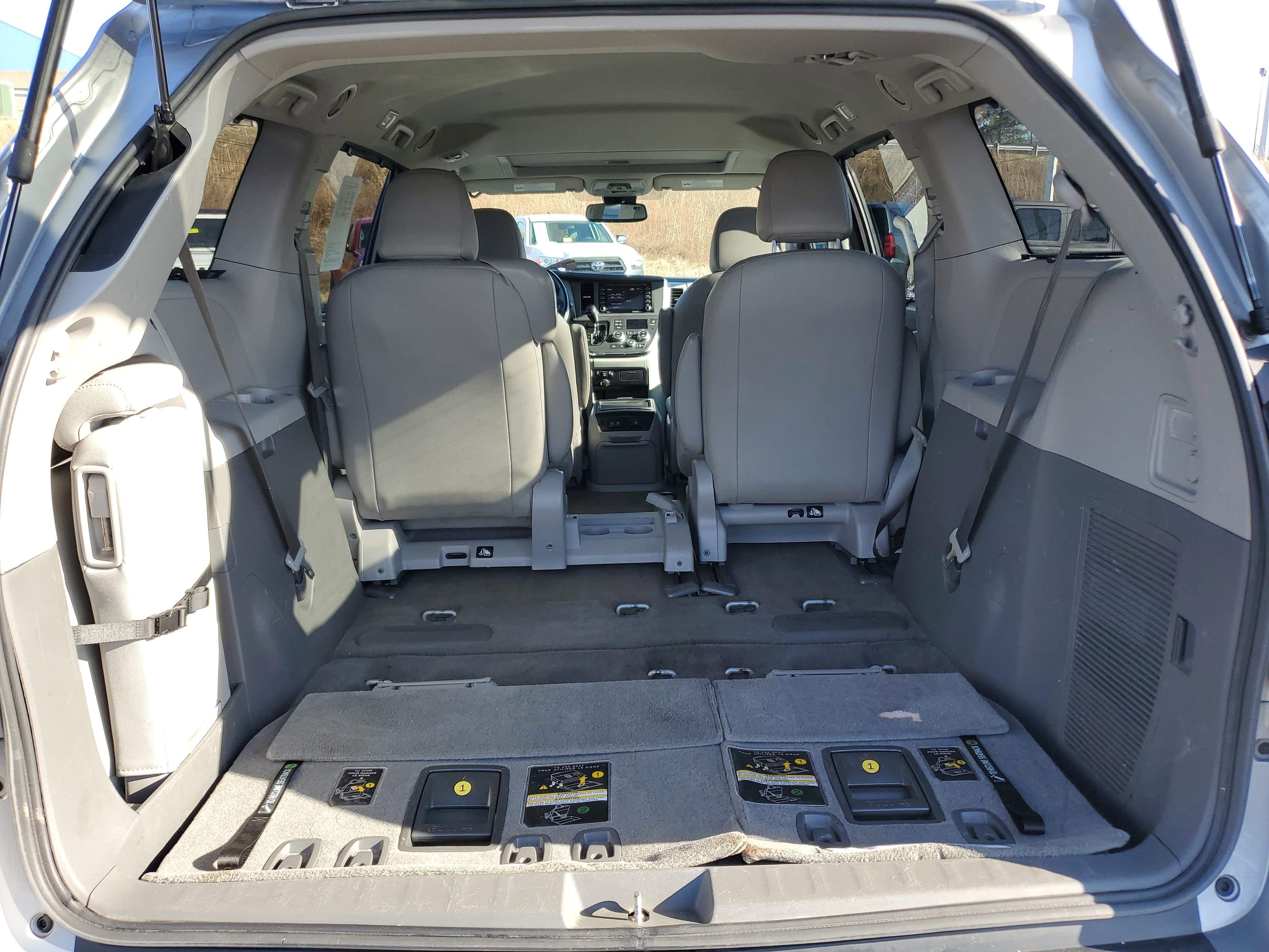 Used 2018 Toyota Sienna XLE image 11