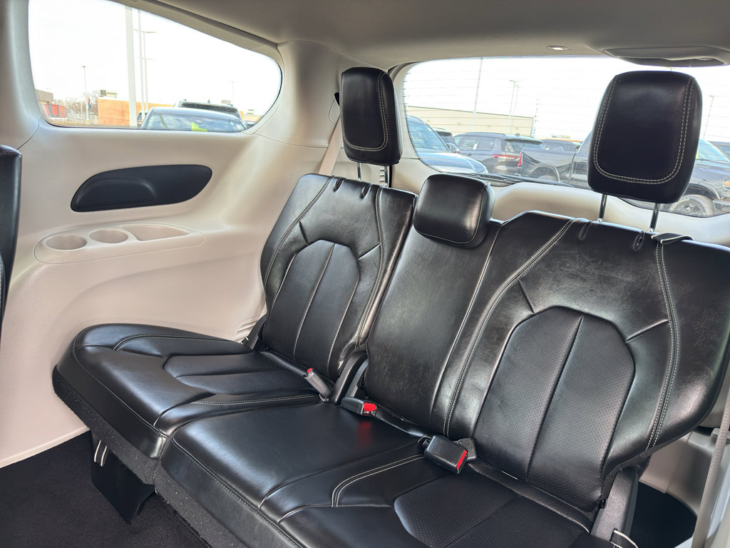 Used 2024 Chrysler Pacifica Touring-L image 32
