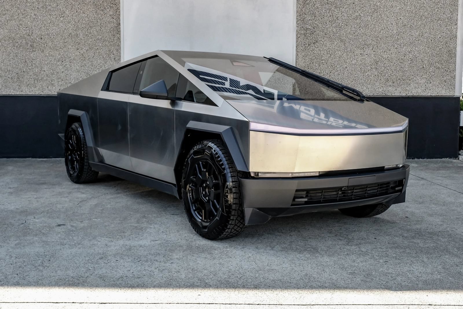 Used 2024 Tesla Cybertruck AWD Crew Cab image 8