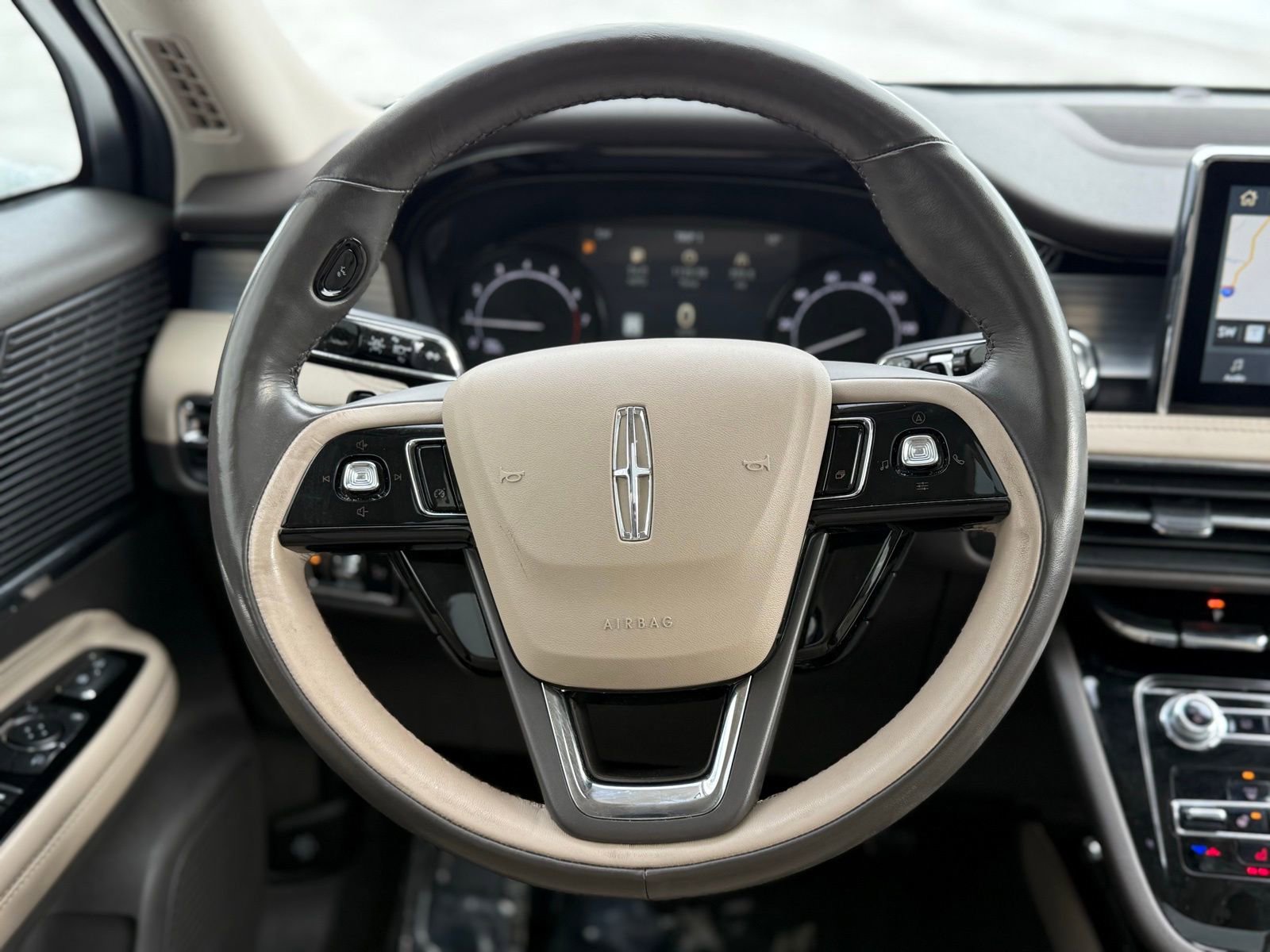 Used 2022 Lincoln Corsair AWD w/ Premium Package image 18