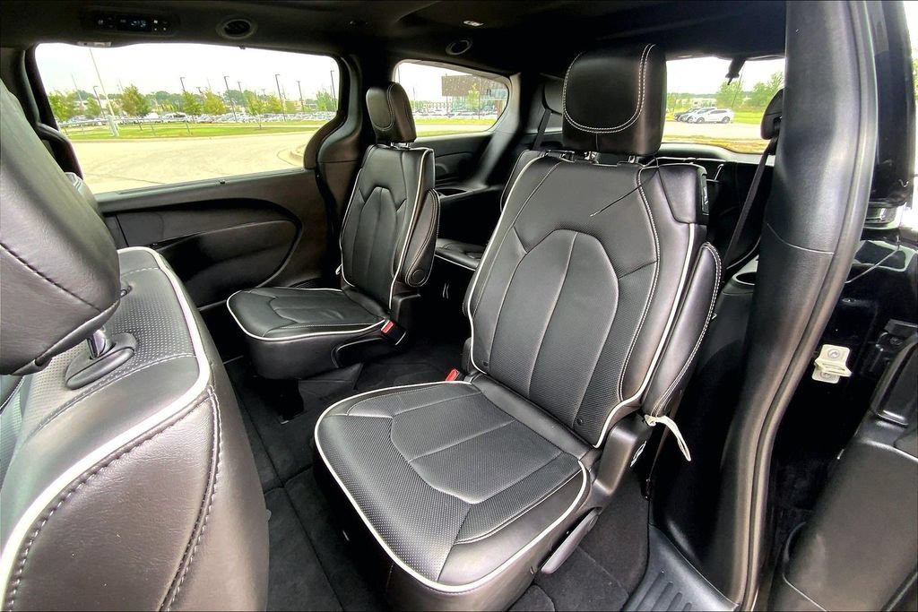 Used 2026 Chrysler Pacifica Limited FWD image 25