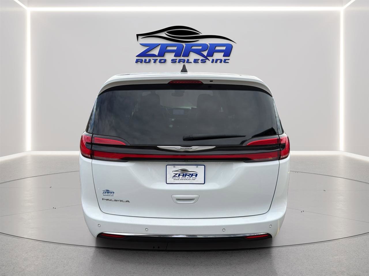 Used 2023 Chrysler Pacifica Touring-L image 6