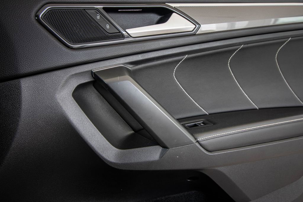 Used 2023 Volkswagen Tiguan SE R-Line image 18