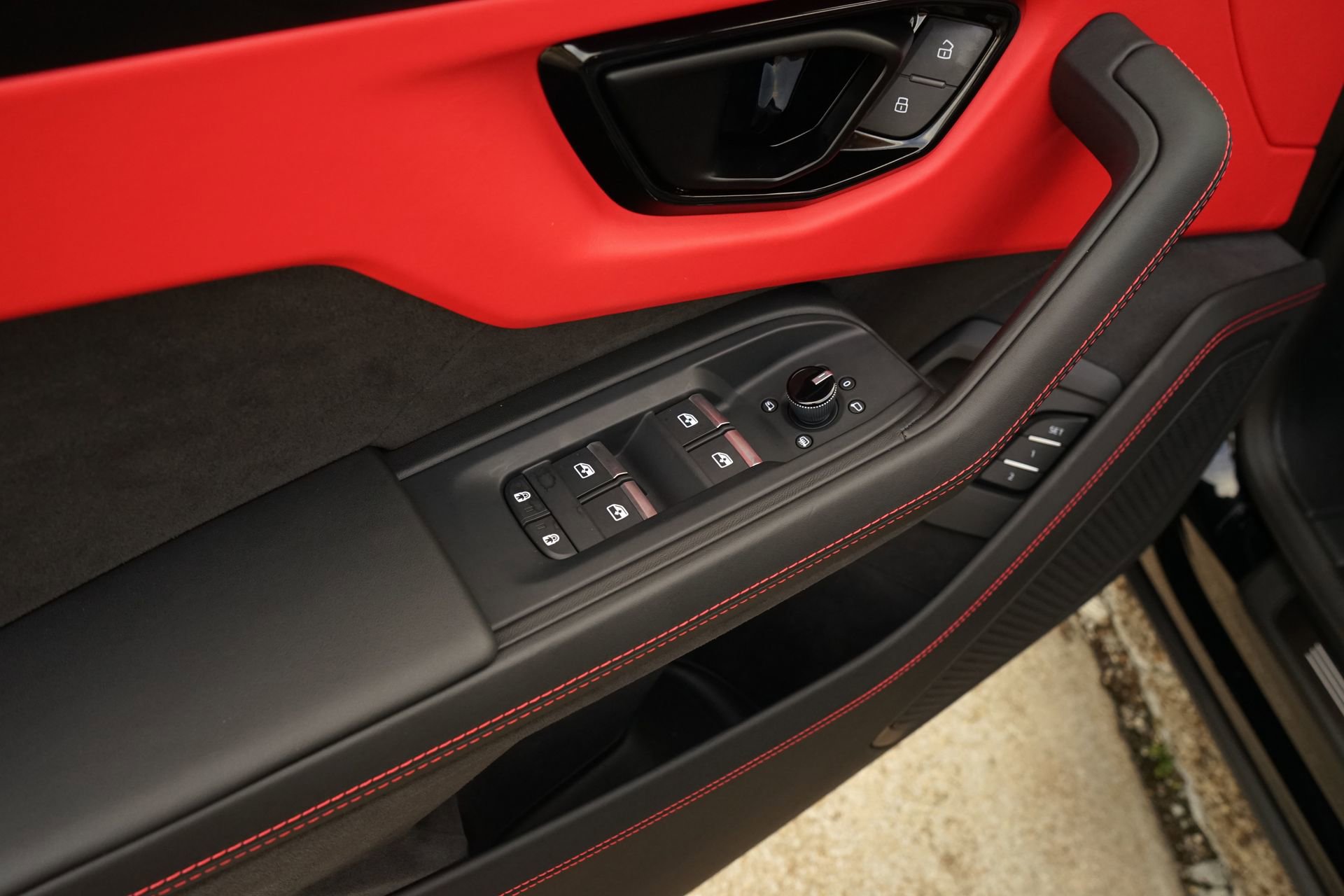 Used 2026 Lamborghini Urus SE AWD/4WD image 28