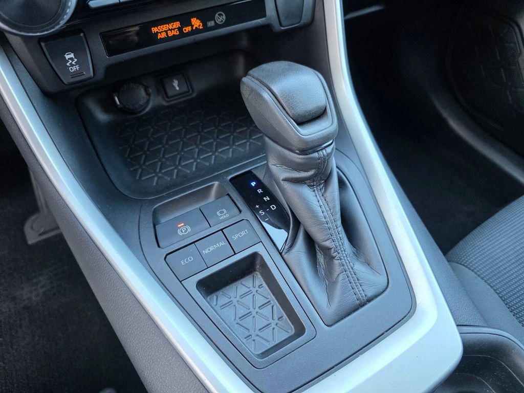 Used 2021 Toyota RAV4 LE image 24