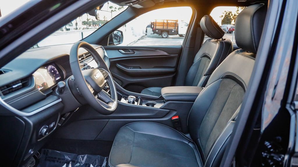 New 2025 Jeep Grand Cherokee Altitude image 19